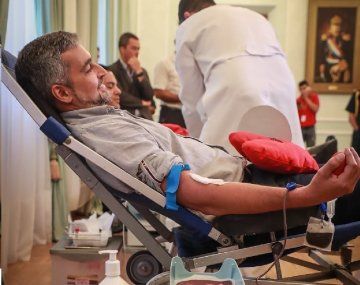 El presidente paraguayo, Mario Abdo, donó sangre una semana atrás.