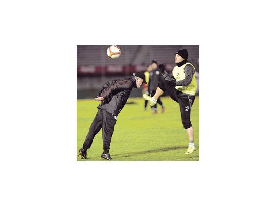 No se salva ni el técnico. El entrenamiento de Estudiantes en el Centenario fue «con el cuchillo entre los dientes». Gastón Fernández le hace una plancha al propio Alejandro Sabella.