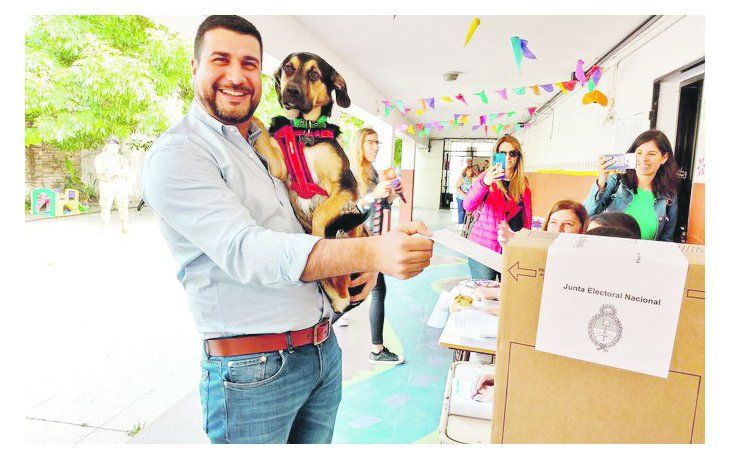 upa. Marcos Cleri, el candidato del Frente de Todos, fue a votar con su perro Vito, que lleva ese nombre porque lo adopt&oacute; en Victoria.