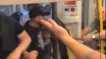 feroz pelea de hooligans de liverpool y manchester city en el subte de londres