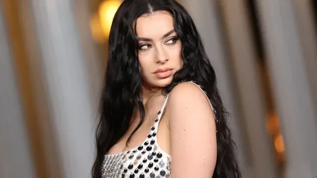 La cantante cambió la trayectoria de su carrera con BRAT, el álbum que conquistó el 2024.