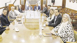 pacífica. La transición en Neuquén entre Omar Gutiérrez y Rolando Figueroa se realiza en un clima cordial y de colaboración.