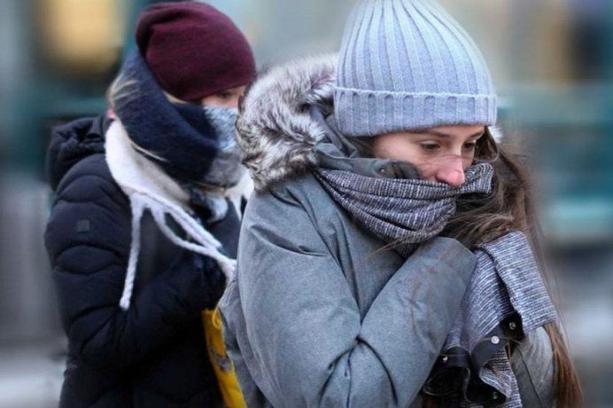 Abrigo: la postal que se mantendrá en estos días en el AMBA por el frío.