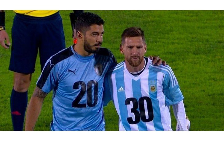 Suárez y Messi, con las camisetas promocionales del Mundial (Captura de TV).