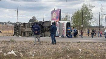 accidente faltal de un micro de boca en mendoza: un muerto y varios heridos