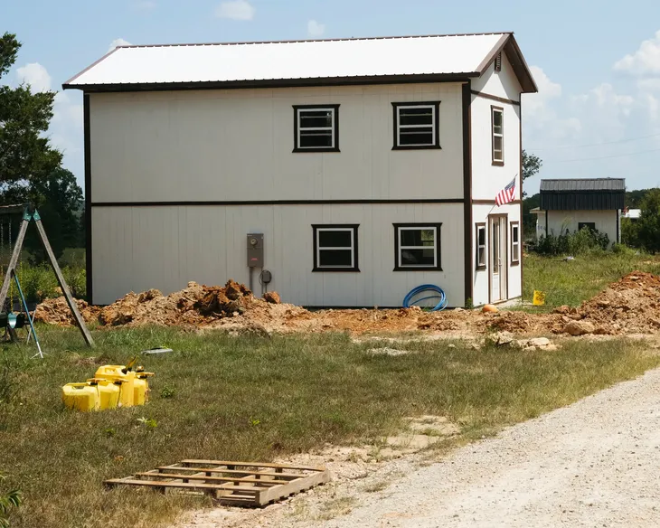 El polémico barrio plantea un presunto regreso a la vida en comunidad en donde cada uno construye su propia vivienda.  