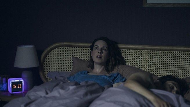 La serie británica que arrasó con la crítica llega a Prime Video con suspenso, crimen y visiones perturbadoras que atrapan desde el primer capítulo.