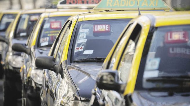 El Gobierno de la Ciudad empuja cambios al régimen de taxis y regula aplicaciones de viajes.&nbsp;