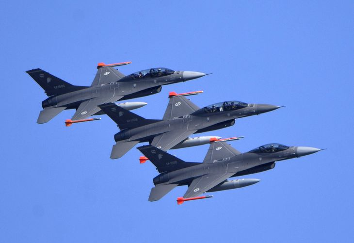 Llegaron los primers 6 F-16 al país. Llegaron los primers 6 F-16 al país.