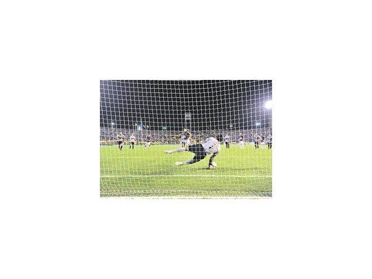 Ya salió el remate del uruguayo Juan Manuel Salgueiro, pero su compatriota Sebastián Sosa le atajó el penal. Fue una de las pocas situaciones de gol del partido.