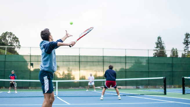 Los beneficios de practicar tenis en la adultez.