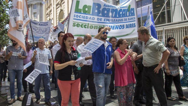 Los bancarios sellaron un aumento salarial del 30% para 2019.
