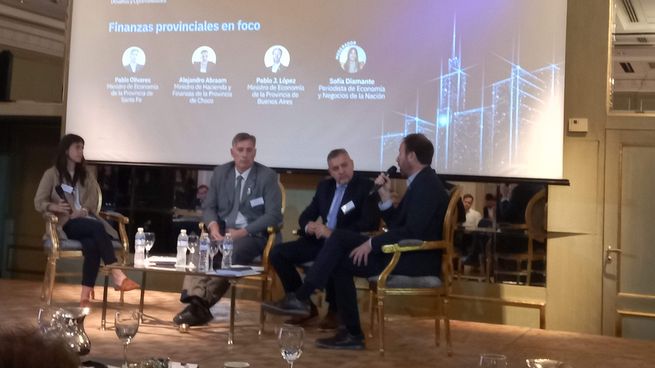 Los ministros de Economía de Santa Fe, Chaco y provincia de Buenos Aires, durante la jornada de Adcap y DLA Piper.