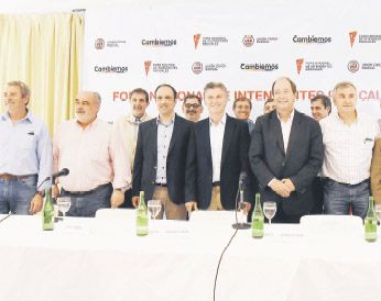 Julio Cobos, Ricardo Colombi, José Corral, Mauricio Macri, Ernesto Sanz y Gerardo Morales, ayer en el cierre del Foro Nacional de Intendentes de la UCR, en la ciudad de Santa Fe.