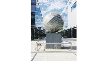 ámbito.com | «El sueño de la esfera», una de las intervenciones urbanas de Eduardo Pla, un artista que en sus 40 años en el arte desplegó distintos medios y lenguajes y fue pionero en el arte digital de nuestro país.