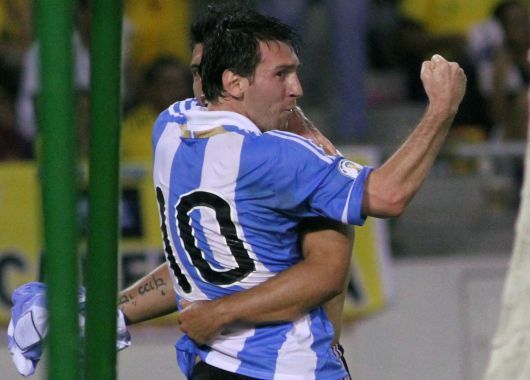 Mostró el camino. Lionel Messi apareció cuando más lo necesitaba el equipo y mostró todo su repertorio.