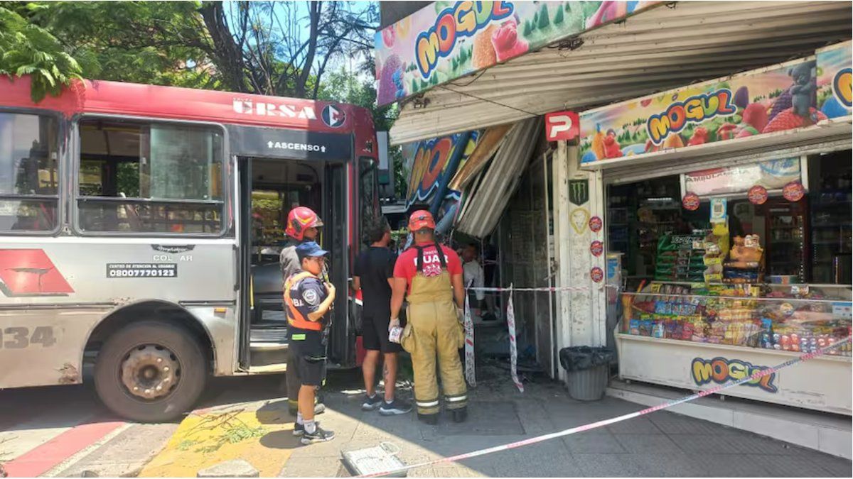Video: a ghost bus from Córdoba, without driver or passengers, that ran over two women and crashed into a kiosk