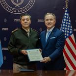 Los entendimientos facilitan el suministro recíproco de combustible en operaciones militares y la incorporación de Argentina a un Mercado Digital Internacional para la adquisición de equipamiento. Los entendimientos facilitan el suministro recíproco de combustible en operaciones militares y la incorporación de Argentina a un Mercado Digital Internacional para la adquisición de equipamiento.