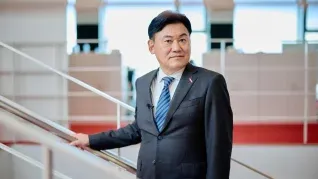 Es la mente brillante detrás de uno de los imperios más importantes de toda Asia. Es la mente brillante detrás de uno de los imperios más importantes de toda Asia.