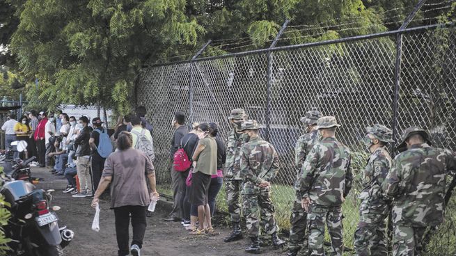 POSTAL. Civiles y militares ayer, al ingresar a un centro electoral de Managua. El sandinismo ajusta todas las clavijas de su sistema de poder.