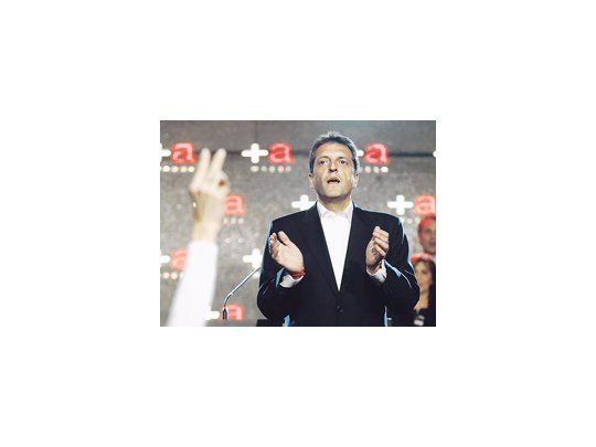 Sergio Massa, anoche, en sus cuarteles del Tigre celebrando la victoria por sobre el FpV de su provincia. Se ilusionó con que su proyecto ahora tiene que franquear fronteras para nacionalizar  hacia 2015.