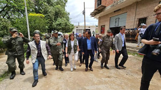 Patricia Bullrich y Gustavo Sáenz, gobernador de Salta, durante un recorrido por la frontera norte.&nbsp; 
