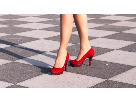 Un buen par de zapatos planos no solo te mantendrá cómoda, sino que también elevará cualquier look.