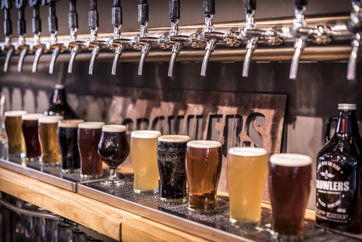 Posee más de 150 canillas activas con selección curada por sommeliers cerveceros.