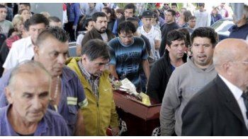 Inhumaron los restos de la joven Araceli Fulles en el cementerio de San Martín