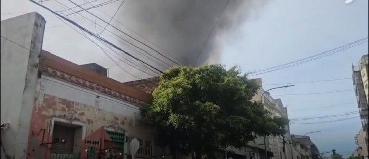 El incendio obligó a evacuar una escuela aledaña. El incendio obligó a evacuar una escuela aledaña.