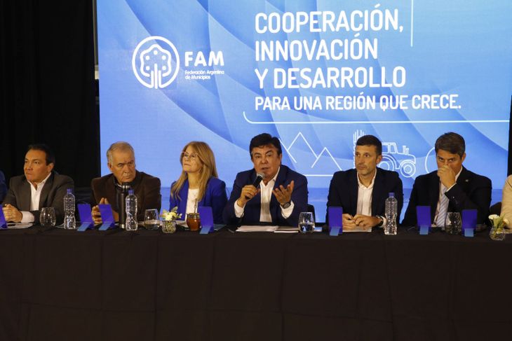 Fernando Espinoza y Verónica Magario encabezaron el encuentro de intendentes. Fernando Espinoza y Verónica Magario encabezaron el encuentro de intendentes.