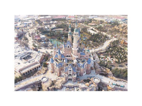 En el mercado negro se venden hasta ocho veces más caras las entradas para el debut del nuevo parque de Disney. Lanzan medidas de seguridad contra falsificadores..