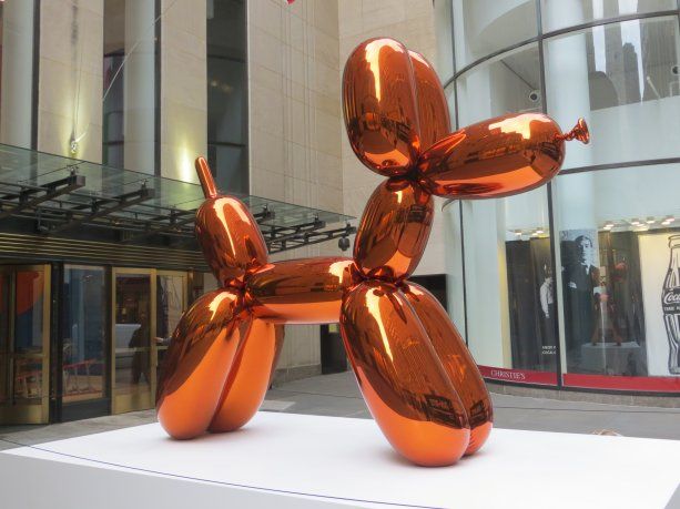 El provocador artista pop Jeff Koons ya estableció en 2013 un récord para la obra más cara de un artista vivo, con su "Balloon Dog (Orange)", adjudicada por 58,4 millones de dólares en Nueva York.