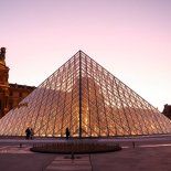 El Louvre relegó las cuestiones de seguridad a un segundo plano en los últimos años, según una comisión de investigación parlamentaria. El Louvre relegó las cuestiones de seguridad a un segundo plano en los últimos años, según una comisión de investigación parlamentaria.