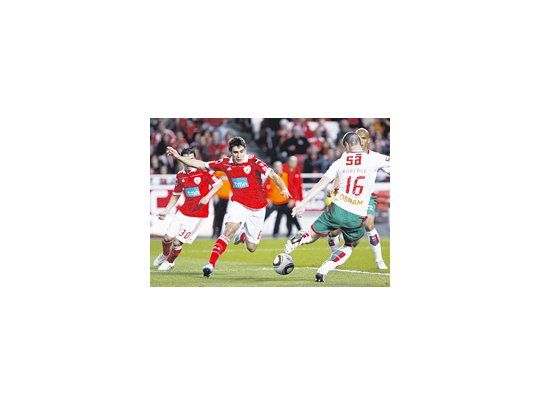 Salvio anotó un gol en la victoria de Benfica 2 a 1 sobre Marítimo.