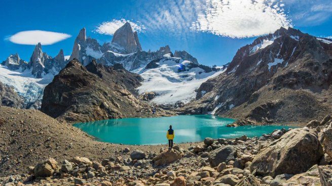 El Chaltén, rodeado de montañas y lagunas, deslumbra en otoño con paisajes dorados y es reconocido por su gastronomía de inspiración andina.