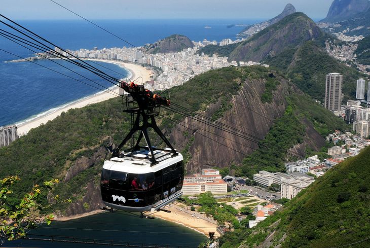 Teleférico del Pan de Azúcar en Río de Janeiro, con conexión entre Praia Vermelha, Morro de Urca y la cima, un ícono que combina turismo y movilidad en altura
