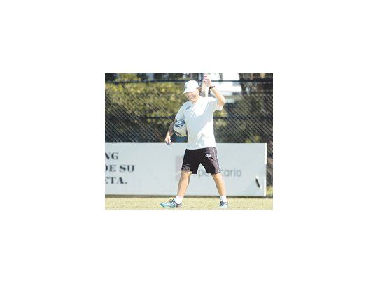 La floja actuación de De Olivera ante Lanús llamó a la reflexión a Russo. El DT de Racing trabajó ayer con Fernández y con Dobler.