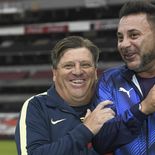 Miguel Herrera y el Turco Mohamed, dos técnicos de jerarquía pero con una dierencia salarial abismal entre ambos. Miguel Herrera y el Turco Mohamed, dos técnicos de jerarquía pero con una dierencia salarial abismal entre ambos.