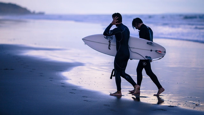 La exostosis auditiva tiene alta prevalencia entre los surfistas, pero se trata de una afección de oídos entre quienes practican deportes acuáticos como la natación, la vela, el kayak y el windsurf.&nbsp;