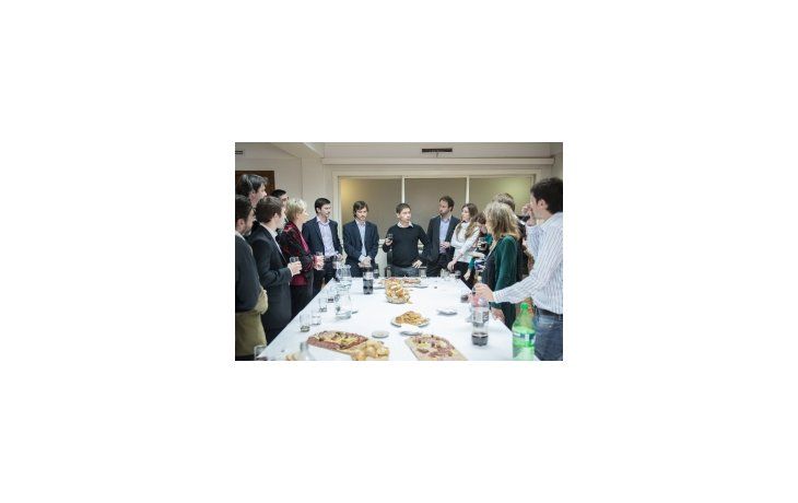 ámbito.com | Brindis. El ministro de Economía, Axel Kicillof y el secretario de Comercio, Augusto Costa, en el brindis por el día del periodista con los acreditados en el Palacio de Hacienda.