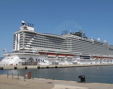 El MSC (Mediterranean Shipping Company) tiene una capacidad de 5.200 huéspedes y 1500 tripulantes.