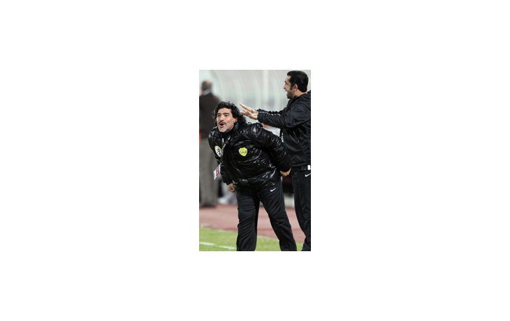 Maradona festeja, su asistente ordena el equipo. Tercer triunfo consecutivo.
