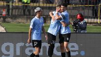 Santiago Homenchenko, autor del segundo gol de Uruguay, se abraza con Nicolás Marichal para festejar el triunfo charrúa.