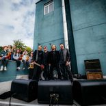 Bono, al frente de U2, combina una trayectoria musical de décadas con inversiones y proyectos solidarios. Bono, al frente de U2, combina una trayectoria musical de décadas con inversiones y proyectos solidarios.
