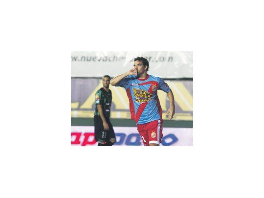 Emilio Zelaya se besa el anillo para compartir el festejo del gol con su esposa. Arsenal ganó con comodidad.