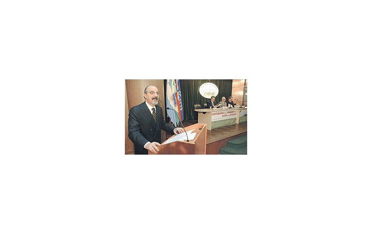 Carlos Tomada, ministro de Trabajo, protagonizó ayer un seminario sobre el nuevo régimende accidentes laborales en el Senado. Junto al radical Gerardo Morales y el diputado HéctorRecalde teorizaron sobre la creación de un inspector que vigile la seguridad en cadaempresa.