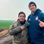 Dibu Martínez le regaló su camperón de la Selección al vecino que lo ayudó.&nbsp;