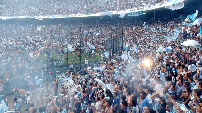 Sin partido ni convocatoria oficial, 30 mil fanáticos se hicieron presentes en Avellaneda.