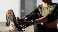 El entrenamiento incluye flexiones, estiramientos, saltos, entre otros.